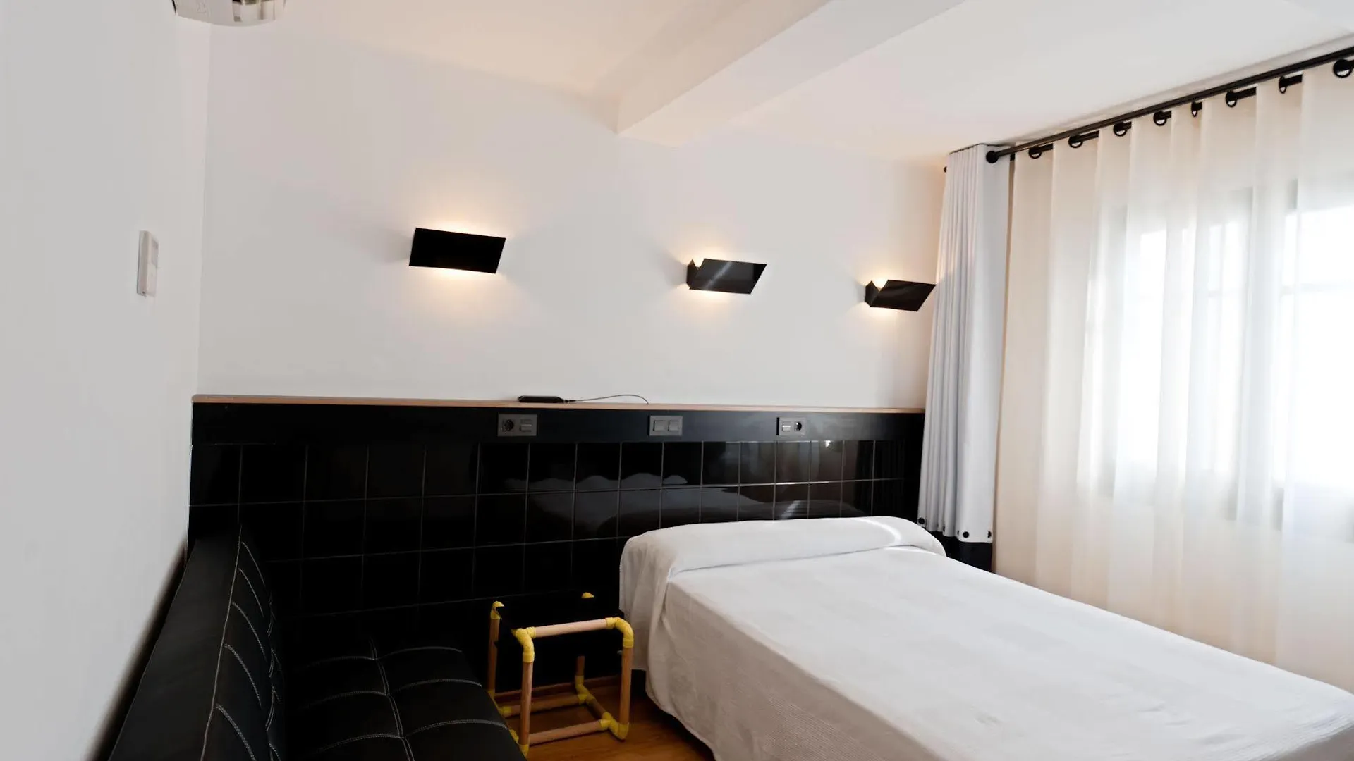 Hostal Athenas Sant Adria de Besos Guest house