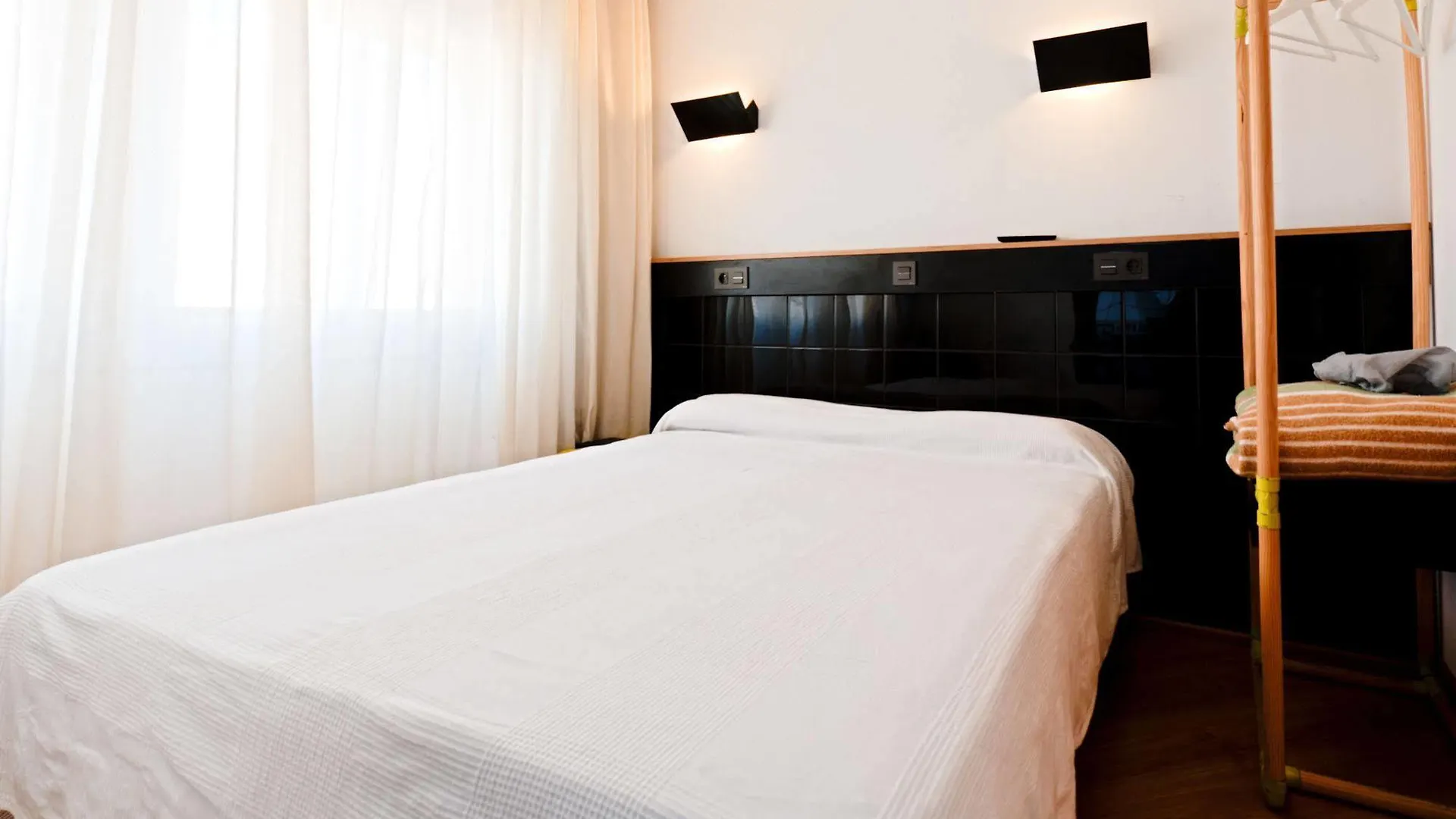Guest house Hostal Athenas Sant Adria de Besos