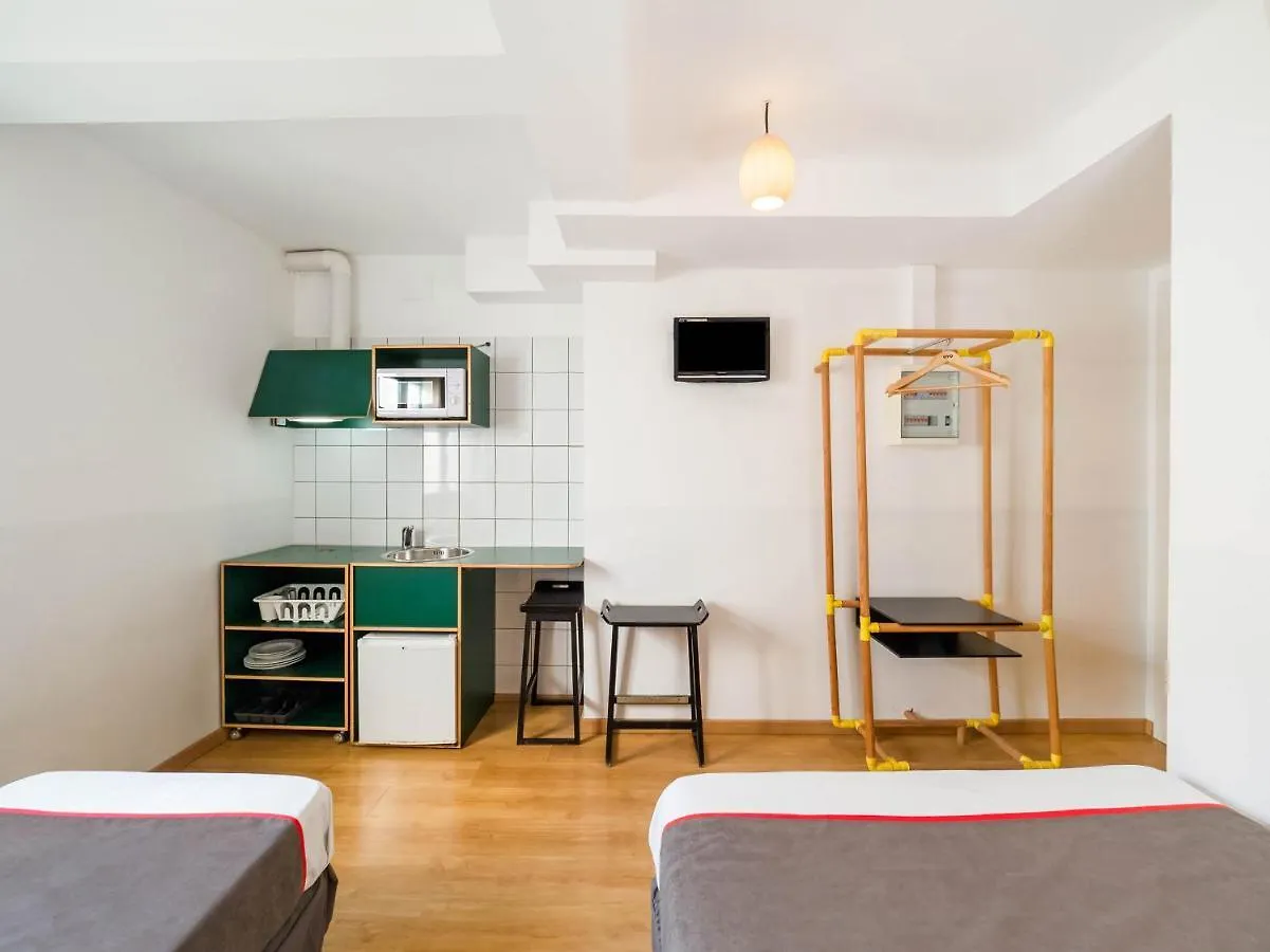 Hostal Athenas Sant Adria de Besos 0*,