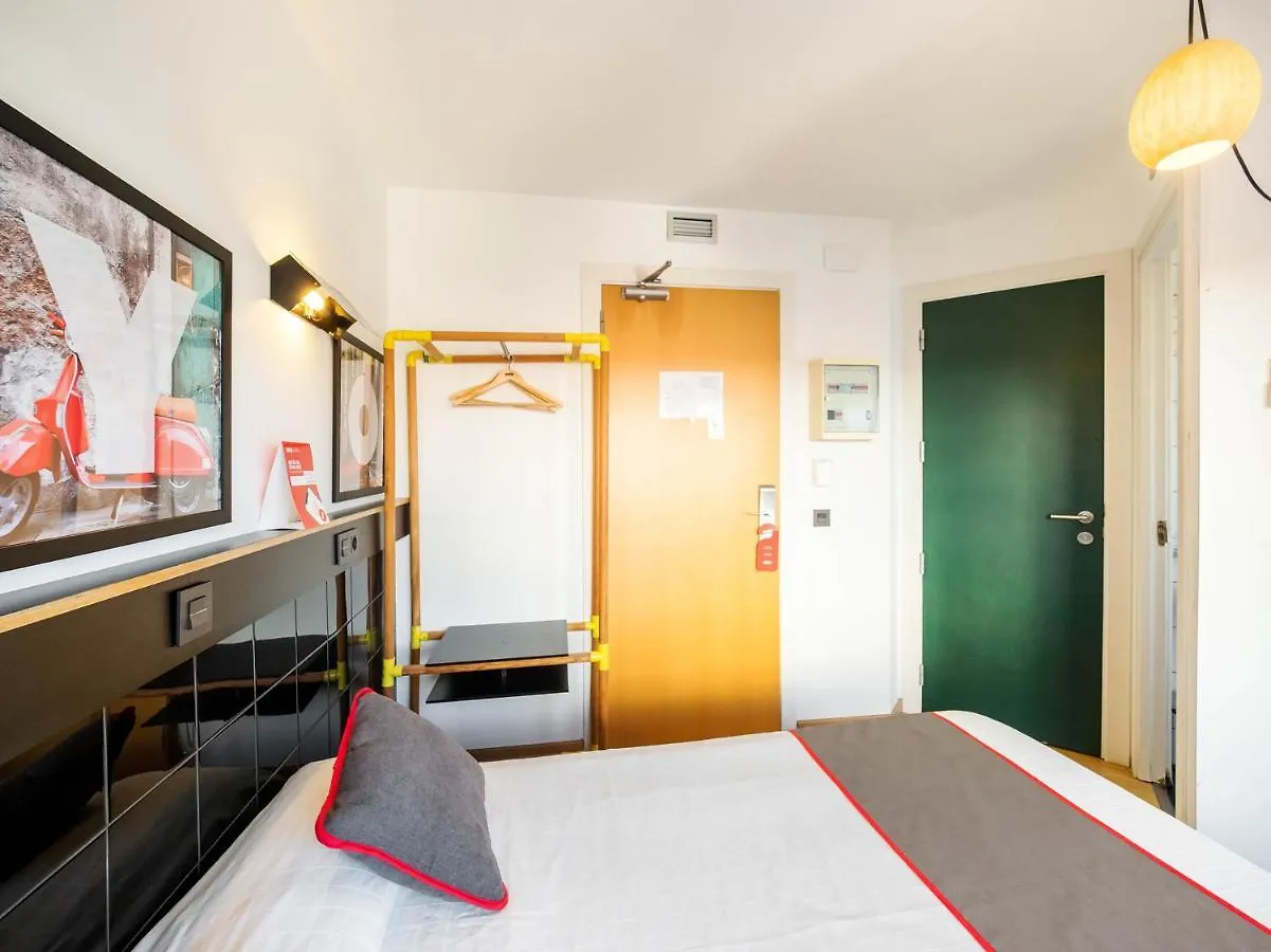 Guest house Hostal Athenas Sant Adria de Besos