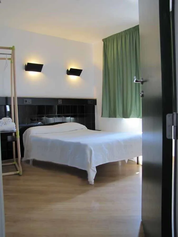 Hostal Athenas Sant Adria de Besos