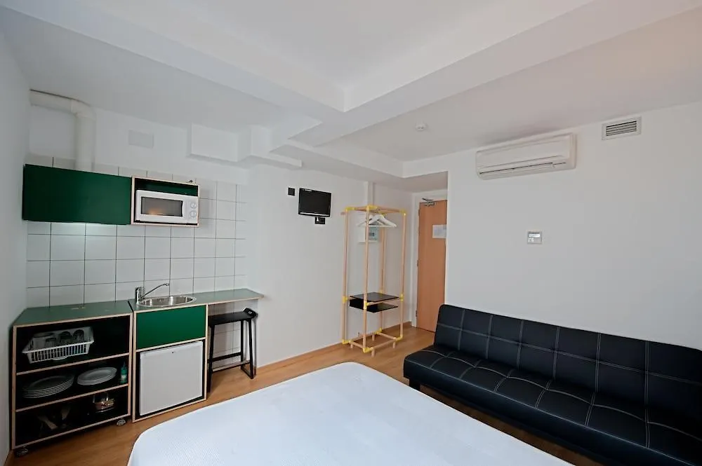 Hostal Athenas Sant Adria de Besos 0*,